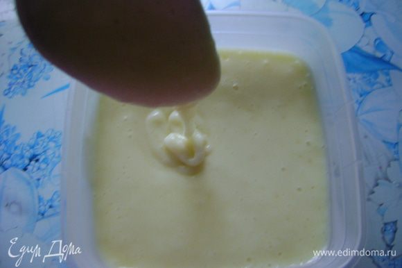 Плавленный сыр перелить в одну форму или разлить в несколько,дать остыть,хранить в холодильнике.,где он застынет.