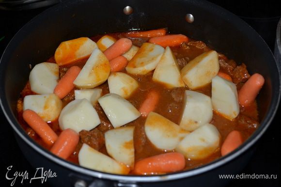 За полчаса до готовки добавим морковь, картофель.Если жидкости убавилось много добавьте воды.Готовим до готовности овощей.