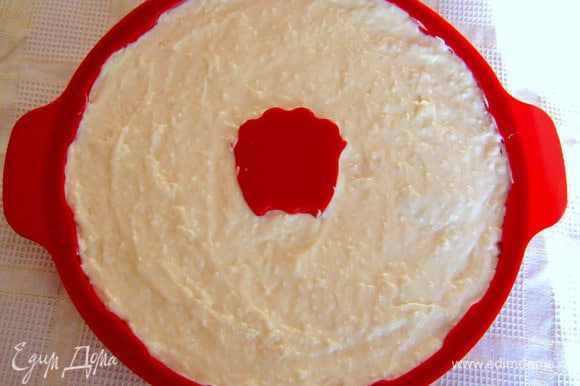 Готовую сырную смесь разложить поверх застывшего ягодного украшения и направить в морозильную камеру для застывания.