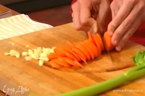 Оставшуюся морковь и стебель сельдерея нарезать тонкими пластинками.