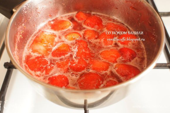 Проварить ягоды на среднем огне, периодически помешивая, около 10 мин. Снять с огня. Разогреть духовку до 190С.