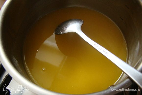 Растопить масло с медом