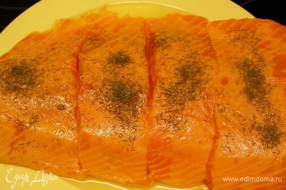 Рыбу режем на порционные кусочки, солим и поливаем соком 2/3 лайма. Ставим на 20 минут в холодильник.