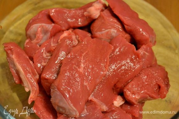 Мясо нарезать кусочками шириной по 3 см. Довести до кипения говяжий бульон в маленькой кастрюльке.
