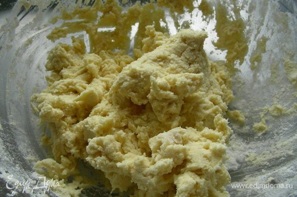 Добавляем мучную смесь к масляной. Быстренько миксером или ложкой вымешиваем тесто. Оно получается мягкое и слегка липкое.