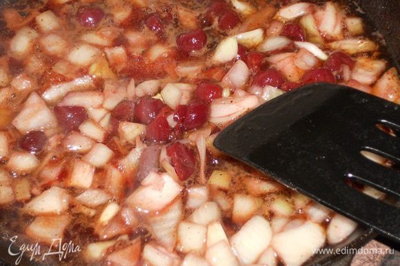 Когда грудки переложили в сотейник, на сковороде делаем соус - обжарить слегка лук с вишнями, затем влить маринад (ликер) и протушить, посолить по вкусу.