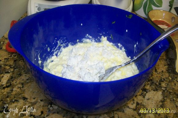 А пока шпинатная смесь остывает мы займёмся сырами...слегка в большой миске взбиваем яйца,выкладываем к ним оба наших сыра и всё перемешиваем...