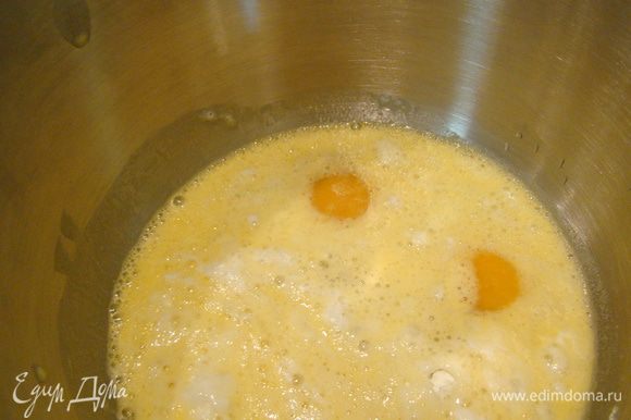 Яйца взбиваем с соком (1 апельсин + 0,5 лимона) и пекарским порошком