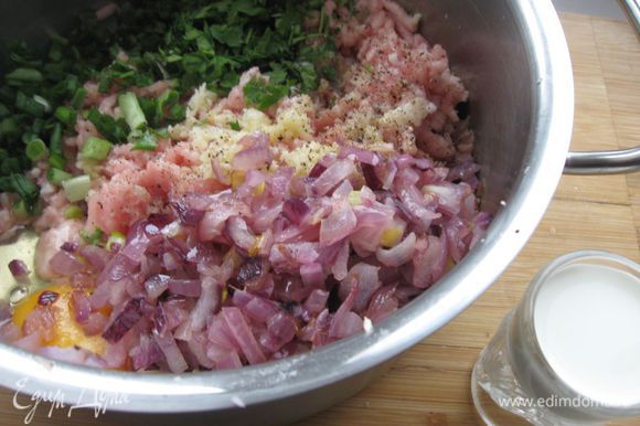 Оставшееся мясо пропустить через мясорубку, добавить сливки, 1 яйцо, жареный лук, чеснок, зелень. Перемешать.