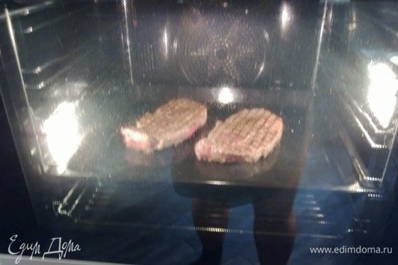 Тем временем духовка нагрелась до 180С. Отправляем мясо в духовку на 10 минут.