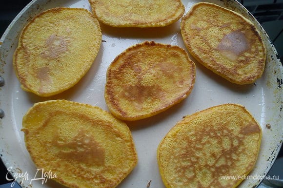 Выкладывать тесто ложкой на сковороду тонким слоем и обжаривать с двух сторон до золотистого цвета.