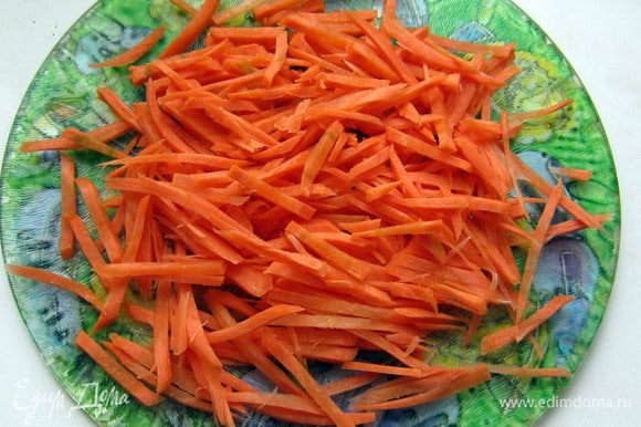 Морковь очистить, нарезать соломкой.