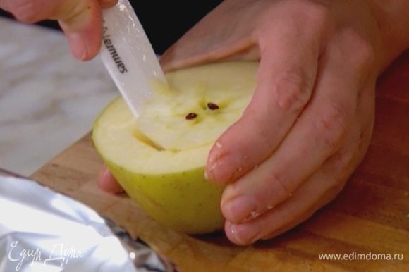 Яблоки разрезать пополам и вырезать сердцевину, не прорезая до конца.