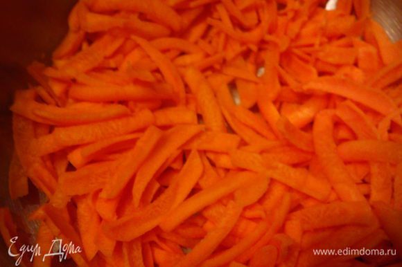 Морковь натереть на крупной терке
