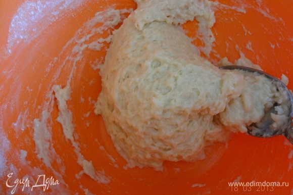 Муку просеять и добавить к масляно-яичной смеси вместе со щепоткой соли, все хорошо вымешать.