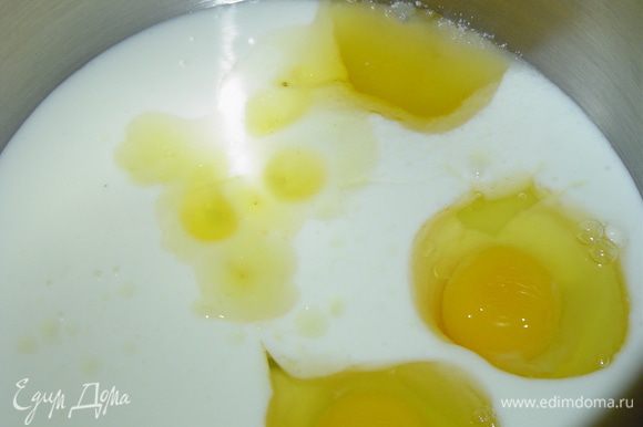 Начинаем с приготовления теста. Для этого соединяем кефир, яйцо (я готовила двойную порцию теста, поэтому на фото два яйца), масло, соль и сахар, хорошенько взбиваем.