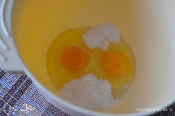 Яйца взбить с сахаром, солью и ванилью.