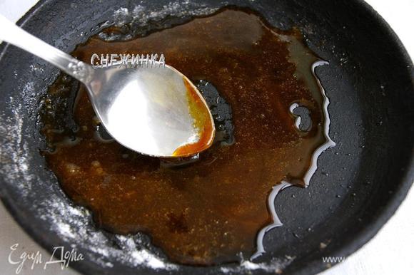 В сухую сковороду или жаропрочную форму, в которой будем выпекать пирог, насыпаем сахарную пудру. Ставим на небольшой огонь и карамелизируем, растапливаем до золотистого цвета.