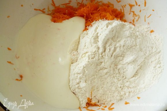 Добавить к моркови муку, сметану, на сметану высыпать соду, щепотку соли, цедру и сок апельсина, хорошо перемешать.