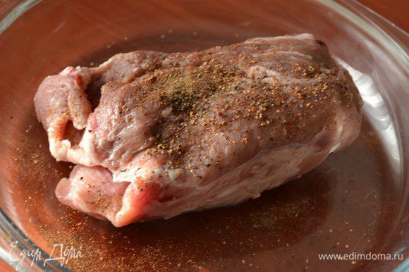 Свинину посыпать солью и смесью перцев.