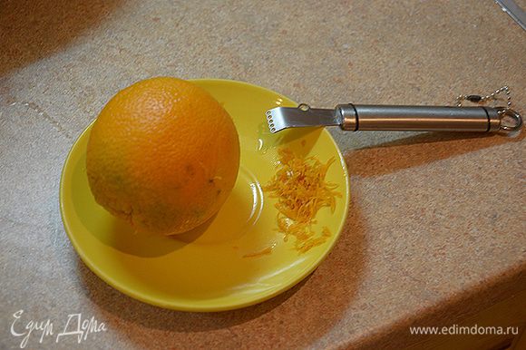 Почистить апельсин, выжать из него сок.