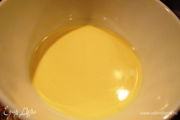 Перемешайте яичный желток со сливками и влейте в тесто. Замесите песочное тесто.