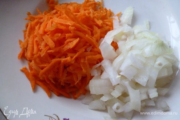 Приготовить омлетную начинку: Репчатый лук нарезать мелким кубиком,морковь натереть на крупной терке.