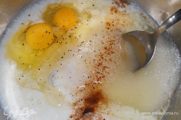 Кефир смешать со сметаной, добавить масло, яйца, сахар, пряности и соду и перемешать прямо ложкой.