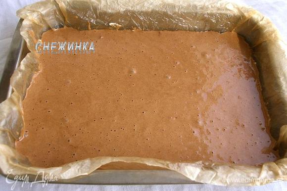 Выливаем шоколадное тесто на творожный слой.