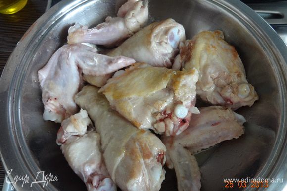 Сковороду или неглубокую кастрюлю разогреть, добавить растительное масло и обжарить кусочки курицы со всех сторон.
