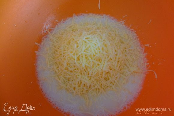 Твердый сыр мелко натереть и добавить к яичной смеси, хорошо перемешать. Затем постепенно вводим просеянную муку, вымешивая сначала ложкой, а потом на припыленном столе мукой столе.