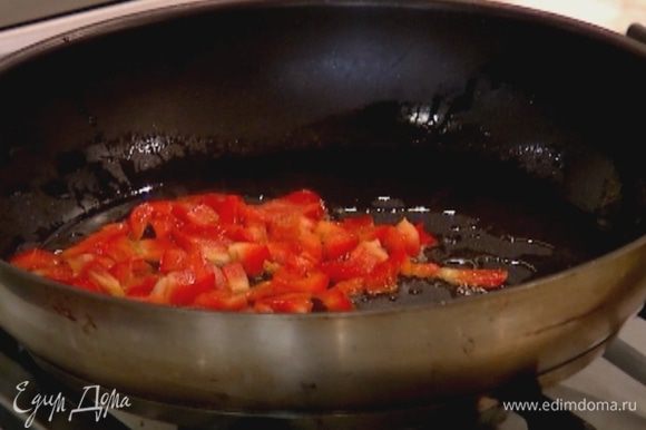 Разогреть в сковороде оливковое масло и слегка обжарить перец.