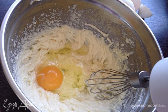Творог, яйцо, сахар и соль смешать при помощи блендера до однородной массы.