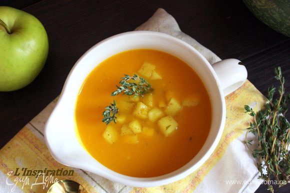 Разливаем суп по тарелкам,добавляя по ст.л. яблок и украшая тимьяном.