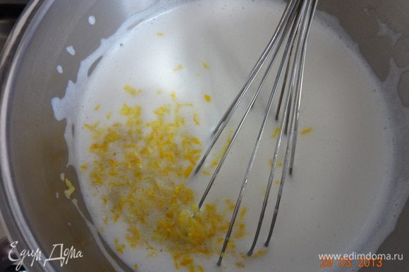 С лимонов натереть цедру и добавить к закипающей манно-молочной смеси, продолжая помешивать, сварить манную кашу.