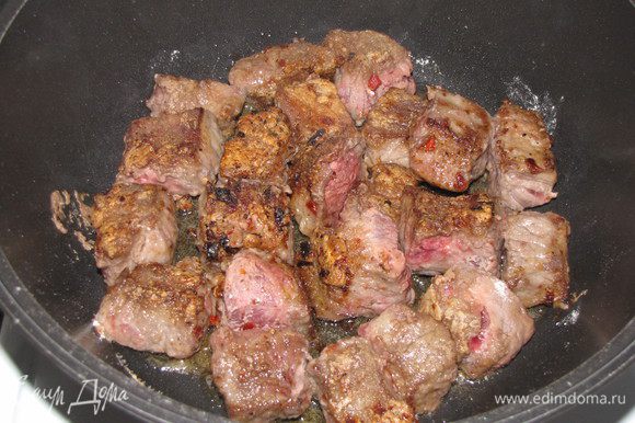 В глубокой тяжелой сковороде или сотейнике разогреть 2 ст. л. оливкового и 1 ст. л. сливочного масла и обжаривать мясо до золотистой корочки.