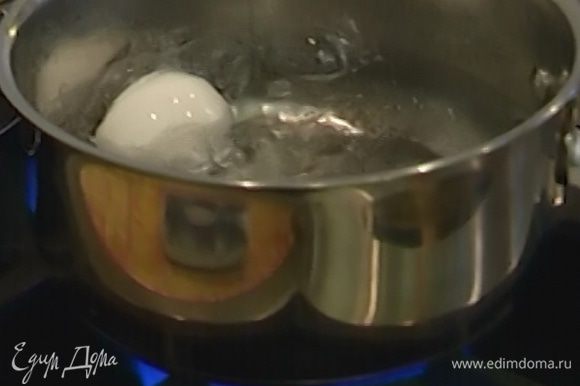 Яйца отварить всмятку и почистить.