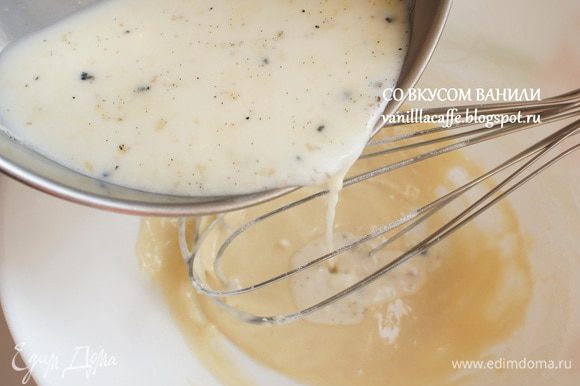 Из молочной смеси достать стручок ванили. И медленно перелить ее в яичную массу. По желанию добавить ром.