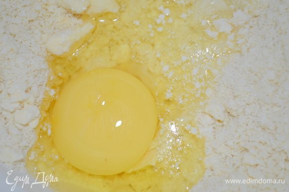 растереть масло с мукой в крошку, добавить яйцо и соль и замесить песочное плотное тесто