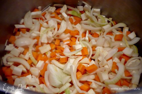 Готовим маринад. Лук нарезаем полукольцами, морковь и сельдерей — небольшими кубиками.