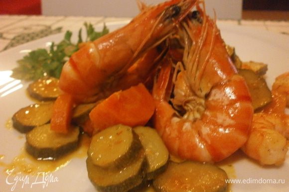 Выложить на тарелку креветки с тушенными овощами, полить бальзамическим соусом. Первое блюдо готово.