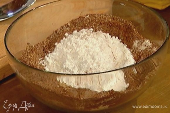 Измельченные орехи перемешать с мукой, какао, солью и половиной сахарной пудры.