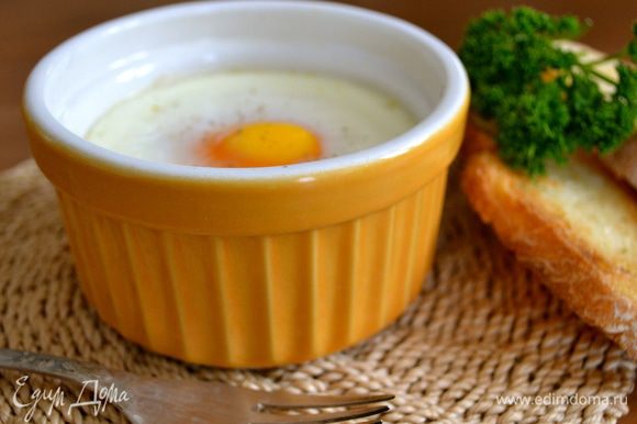 Пока яйца запекаются, хлеб смазать оливковым маслом и обжарить на сковороде гриль, или тоже поджарить немного в духовке, или просто поджарить в тостере... Подавать готовые яйца кокот, украсив по желанию, вместе с хлебными гренками.