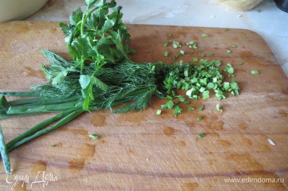 Мелко порезать зелёный лук и укроп с петрушкой. Добавить в капусту.