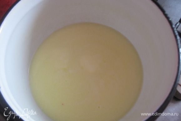 Молоко нагреть со сливочным маслом до полного растопления. Остудить до темп. 50 гр.