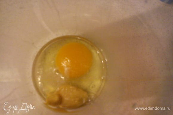 Начну с приготовления майонеза. В чашу блендера разбить яйцо, желток должен остаться целым. Сверху выложить соль, сахар, грчицу и сок. Долить подсолнечное масло до отметки 200 мл.
