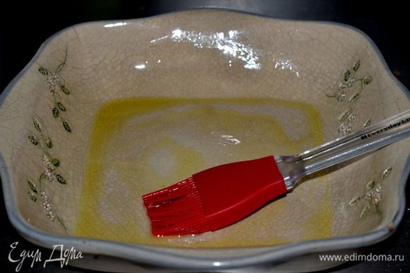 Слить воду . Жаропрочное блюдо смазать оливковым маслом или сковороду для духовки.