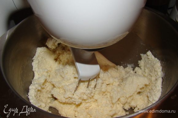 Начнем со среднего слоя, под названием "Чизкейк". Разогреть духовку до 220"С. В миксере взбить сыр с сахаром и ванилью.