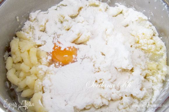 Картофель отварить, размять, добавить яйцо, муку, соль и перец. Замесить мягкое тесто. Делать все ложкой.