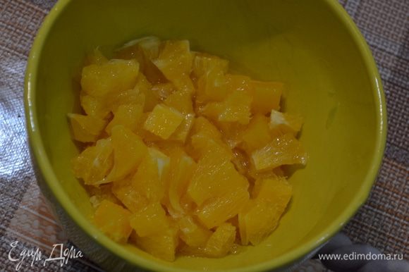 Апельсины очистить и нарезать кубиками.